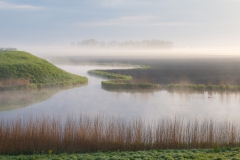 Wielen langs de Westfriese Omringdijk in de ochtendmist